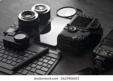 Equipos para fotografía artística ile ilgili görsel